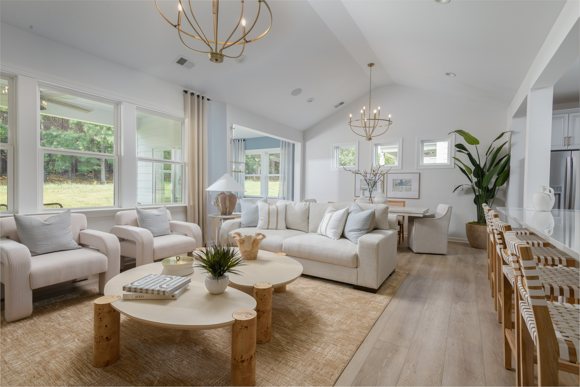 Abberly-Sunrise-PRO-family-dine-sunroom